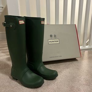 Hunter original tall boots. Worn twice since purchase. Excellent condition!